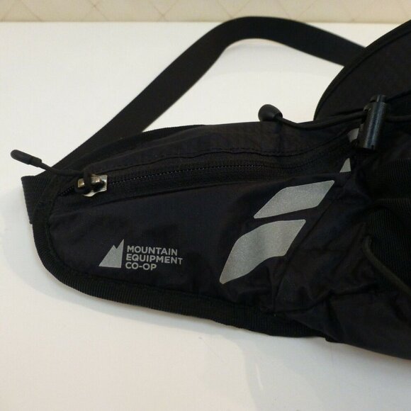MEC Pace 100 Running Belt Waist Pack Water Bottle Zip Compartment Black - Picture 3 of 7